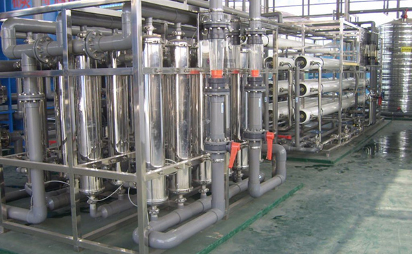       化工行業(yè)中的高純水主要應用于電池行溶劑用純水、化學分析、化工材料、產(chǎn)品清洗、物質的分離、濃縮、提純，廢物回收等場合的用水，對于水質要求相對來說不是太高，純水電導率從0.1uS/cm-20uS/cm就基本上能滿足要求。我們公司可根據(jù)客戶對水質的具體要求，采用反滲透，離子交換，EDI等超純水生產(chǎn)工藝的不同組合，生產(chǎn)出即經(jīng)濟實用，又