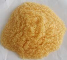 軟化樹脂是專用于軟化硬水的一種專用樹脂，通過離子交換技術(shù)，使水的硬度小于50 mg/L(CaCO3)。離子交換是一種特殊的動(dòng)態(tài)吸附過程，一般是由不溶于水的離子交換劑在電解質(zhì)溶液中進(jìn)行，這種離子交換劑即為離子交換樹脂。